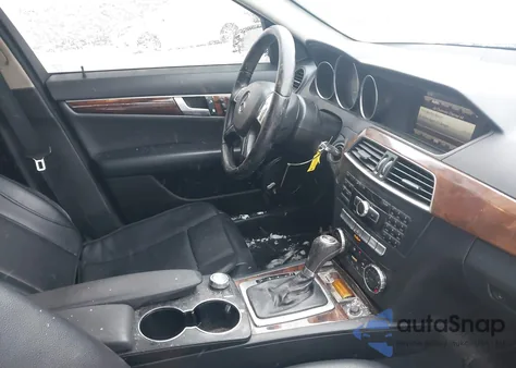 2013 Mercedes-Benz C 300 Luxury 4Matic z USA, uszkodzony, nr VIN WDDGF8AB1DR257235